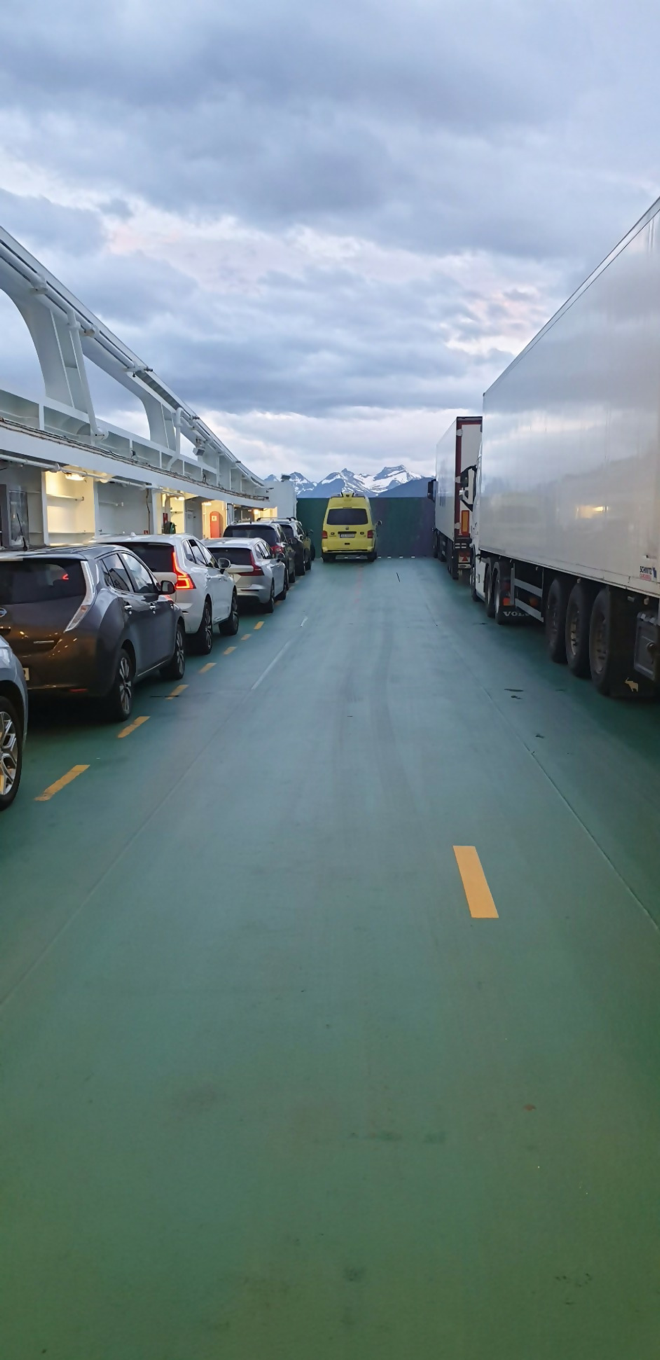 Ambulance i solnedgang